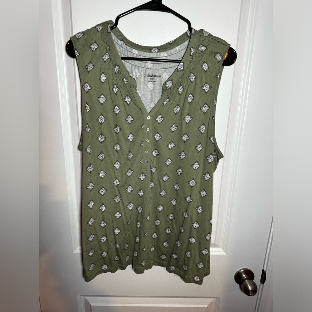 Croft and Barrow Tank Top Green Floral V Neck